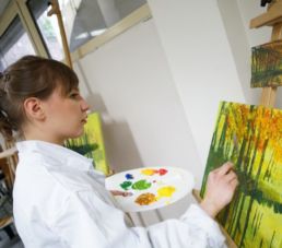 étudiante participant à l'atelier peinture du campus créatif