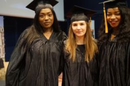 étudiantes de master communication marketing à leur remise des diplômes