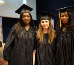 étudiantes de master communication marketing à leur remise des diplômes