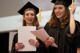 photo d'étudiantes diplômées