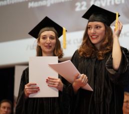 photo d'étudiantes diplômées