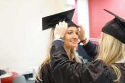 Etudiante en train de se prépare pour la remise de diplômes