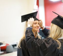 Etudiante en train de se prépare pour la remise de diplômes