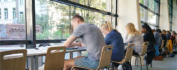 étudiants de prépa sciences po en train d'étudier à la bibliothèque
