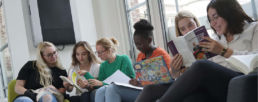 étudiantes de prépa sciences po en train de lire