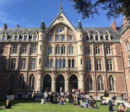 pause déjeuner des étudiants devant l'université