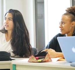 étudiantes en train d'écouter leur cours de français langue étrangère