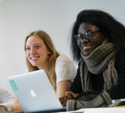 étudiantes en cours du soir donné par le clarife