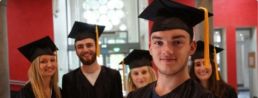 étudiants avant leur remise de diplôme