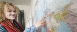 étudiante en train de choisir sa destination pour un échange universitaire