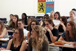 Etudiants en master en amphi en train d'écouter leur cours