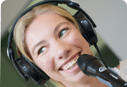 étudiante en train de réaliser une émission de radio