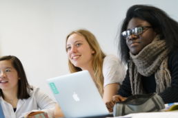 Etudiante en cours de Français Langue étrangère FLSH Clarife