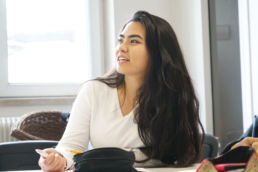 Etudiante souriante en cours de Français langue étrangère (FLE) à La Catho à Lille