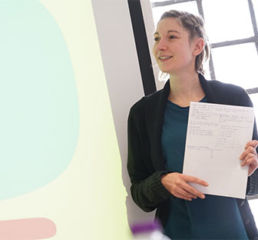 Etudiante de la FLSH qui fait un exposé en FLE