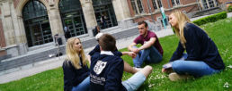 étudiants FLSH qui discutent