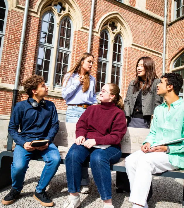 Moment de convivialité et d'échange entre étudiants au cœur du campus, illustrant l'alliance entre patrimoine architectural et vie étudiante dynamique