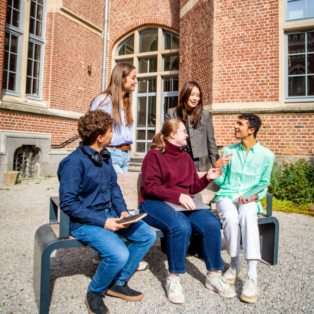 Moment de convivialité et d'échange entre étudiants au cœur du campus, illustrant l'alliance entre patrimoine architectural et vie étudiante dynamique