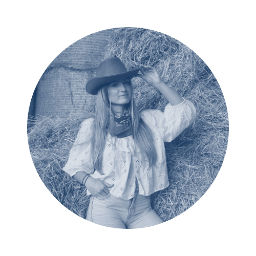 Photo de la présidente du BDE, qui prend la pose avec son chapeau de cowboy