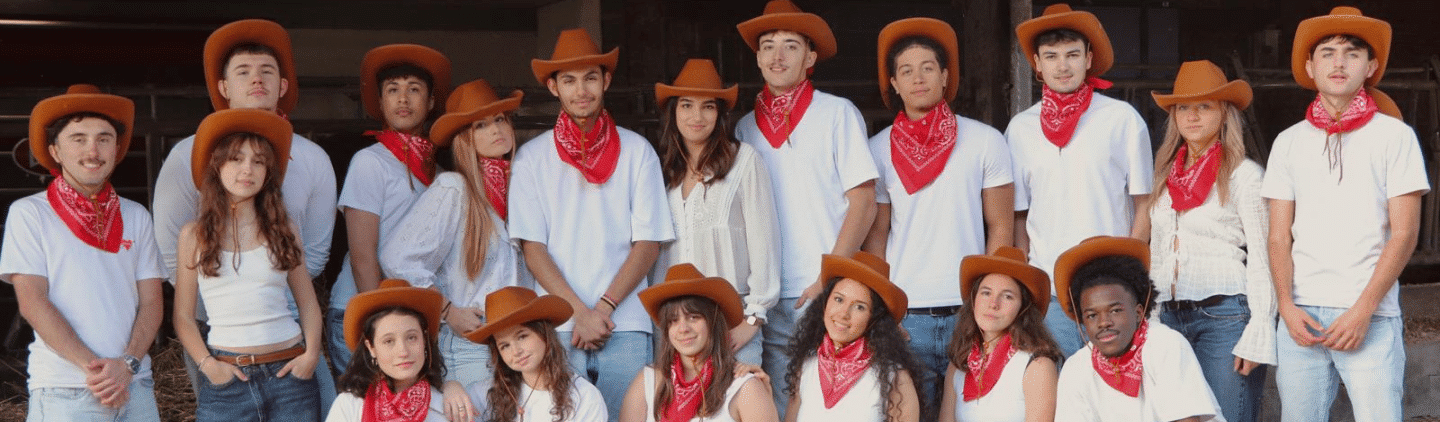 Photo de groupe du Bureau des étudiants tous avec des chapeaux de cowboy
