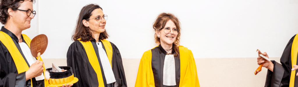 trois enseignants-chercheurs de la FLSH en toge universitaire