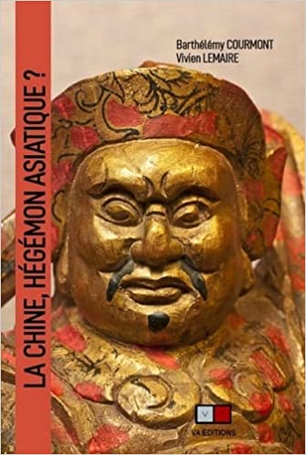Couverture du livre « La Chine, hégémon asiatique ? » de Barthélémy Courmont et Vivien Lemaire (VA Éditions), illustrée par le visage d'une statue chinoise traditionnelle dorée et colorée.