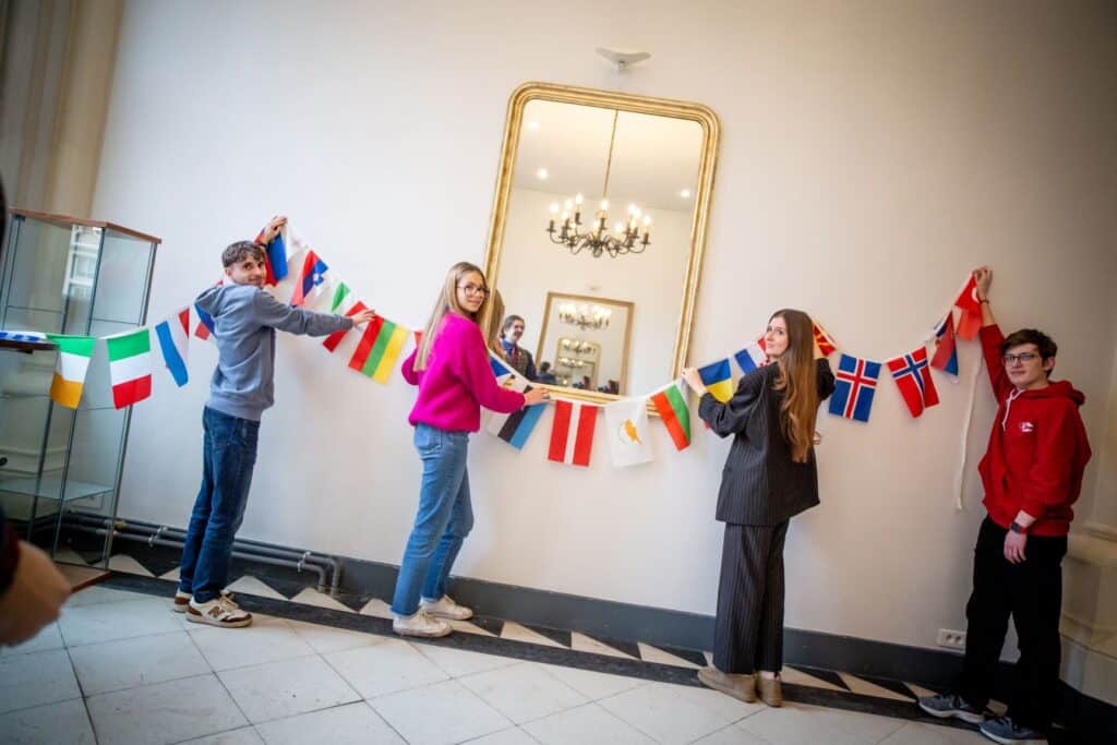 Etudiants tenant des drapeaux de pays différents