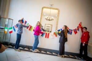 Etudiants tenant des drapeaux de pays différents
